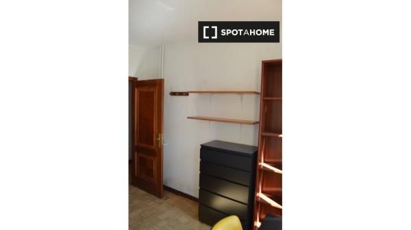 Room in shared apartment in Madrid