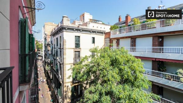 Przytulny pokój w apartamencie z 3 sypialniami w El Raval, Barcelona