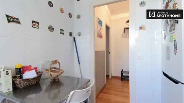 Przytulny pokój w apartamencie z 3 sypialniami w El Raval, Barcelona