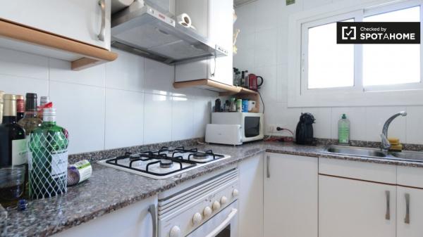 Przytulny pokój w apartamencie z 3 sypialniami w El Raval, Barcelona