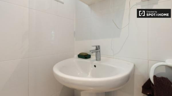 Przytulny pokój w apartamencie z 3 sypialniami w El Raval, Barcelona