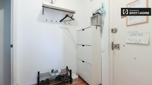 Acogedora habitación en apartamento de 3 dormitorios en El Raval, Barcelona