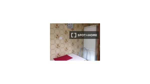 Room in shared apartment in Pamplona