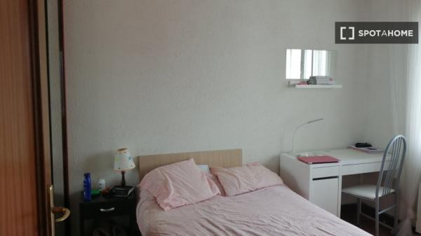 Room in shared apartment in Pamplona