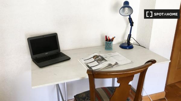 Room in shared apartment in Pamplona