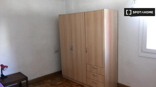 Room in shared apartment in Pamplona