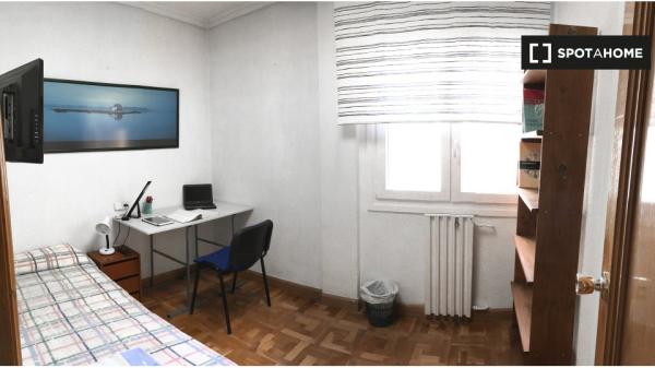 Room in shared apartment in Pamplona