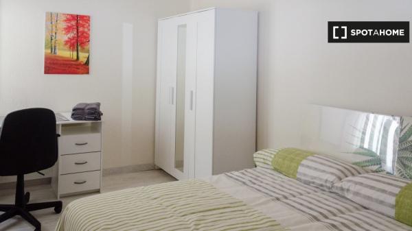 Zimmer zu vermieten in einer 5-Zimmer-Wohnung in Oviedo