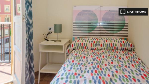 Alugo quarto em apartamento de 5 quartos em Oviedo