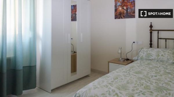 Alugo quarto em apartamento de 5 quartos em Oviedo