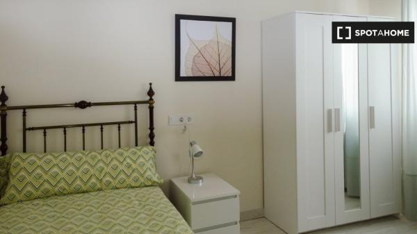 Alugo quarto em apartamento de 5 quartos em Oviedo