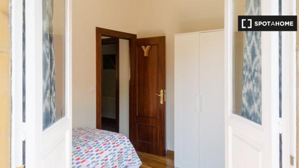 Alugo quarto em apartamento de 5 quartos em Oviedo