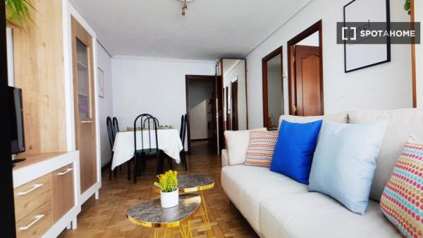 Room for rent in 3-bedroom apartment in Santander