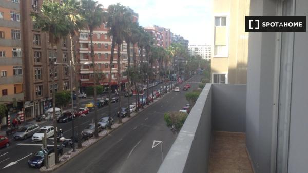 Room for rent in 5-bedroom apartment in Las Palmas