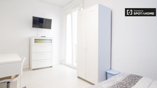 Habitación amueblada en apartamento de 3 dormitorios en Indautxu, Bilbao