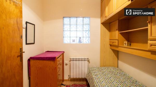 Acogedora habitación en alquiler en apartamento de 4 dormitorios en Poblenou