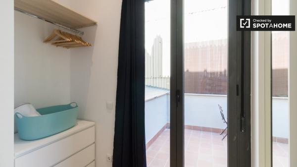 Habitaciones para alquilar en apartamento de 2 dormitorios en Barcelona