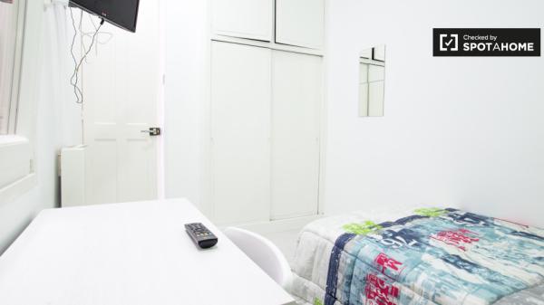 Furnished room in 3-bedroom apartment in Indautxu, Bilbao