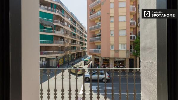 Habitaciones para alquilar en apartamento de 2 dormitorios en Barcelona