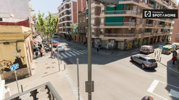 Habitaciones para alquilar en apartamento de 2 dormitorios en Barcelona