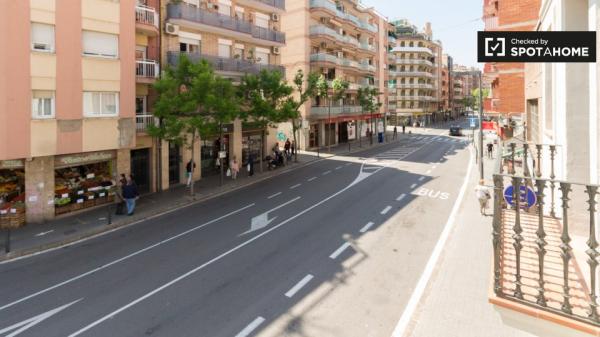 Habitaciones para alquilar en apartamento de 2 dormitorios en Barcelona