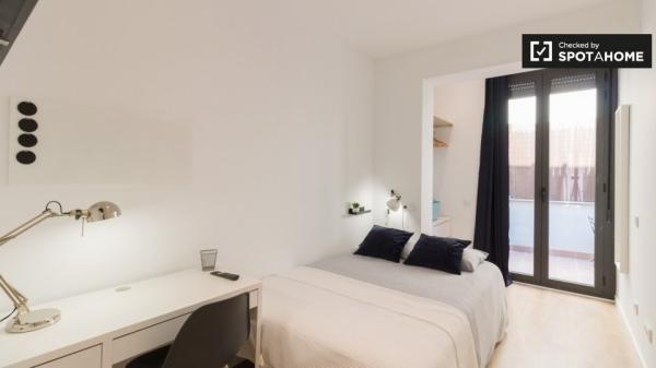 Habitaciones para alquilar en apartamento de 2 dormitorios en Barcelona