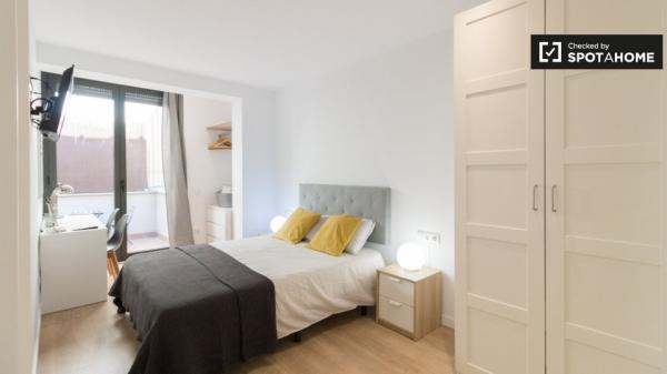 Habitaciones para alquilar en apartamento de 2 dormitorios en Barcelona