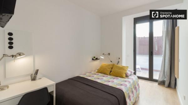 Habitaciones para alquilar en apartamento de 2 dormitorios en Barcelona