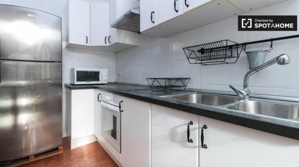 Se alquila habitación tostada en apartamento de 4 dormitorios en L'Hospitalet