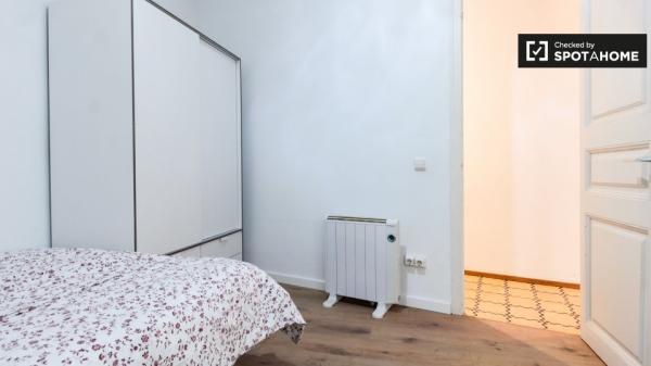 Acogedora habitación en alquiler en apartamento de 4 dormitorios en L'Hospitalet