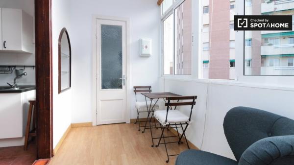 Acogedora habitación en alquiler en apartamento de 4 dormitorios en L'Hospitalet