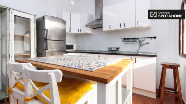 Acogedora habitación en alquiler en apartamento de 4 dormitorios en L'Hospitalet