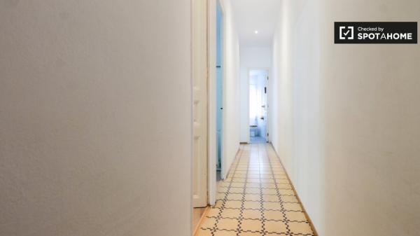 Acogedora habitación en alquiler en apartamento de 4 dormitorios en L'Hospitalet