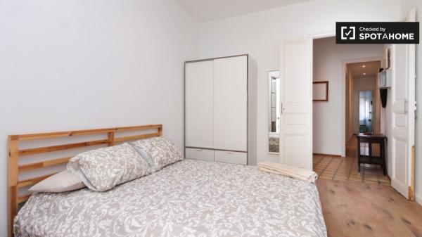 Se alquila habitación tostada en apartamento de 4 dormitorios en L'Hospitalet