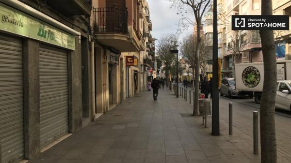 Acogedora habitación en alquiler en apartamento de 4 dormitorios en L'Hospitalet