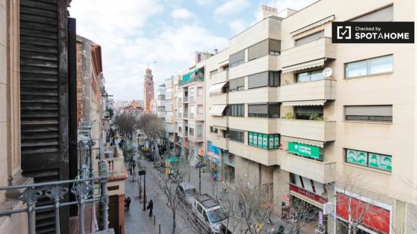 Se alquila habitación luminosa en apartamento de 4 dormitorios en L'Hospitalet