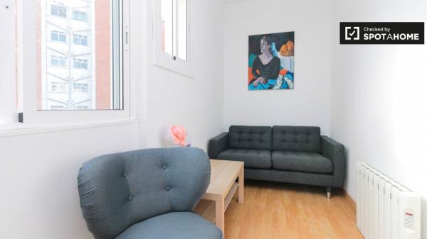 Se alquila habitación luminosa en apartamento de 4 dormitorios en L'Hospitalet