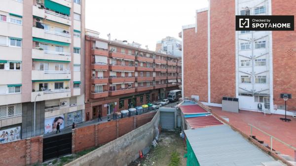 Se alquila habitación luminosa en apartamento de 4 dormitorios en L'Hospitalet