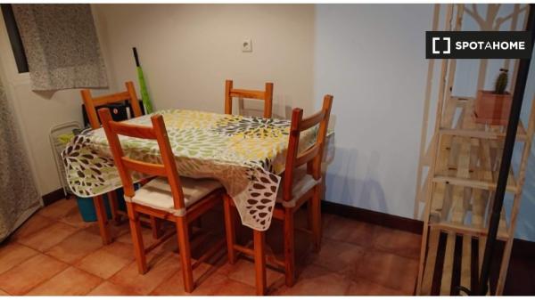 Se alquila habitación en apartamento de 2 dormitorios