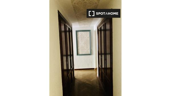 Room for rent in 10-bedroom apartment in Centro, Seville