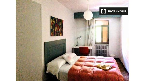 Room for rent in 10-bedroom apartment in Centro, Seville