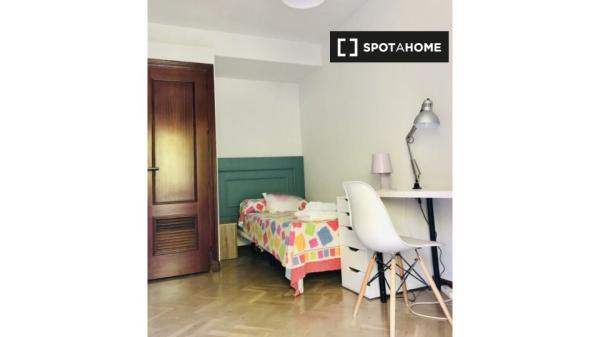 Room for rent in 10-bedroom apartment in Centro, Seville