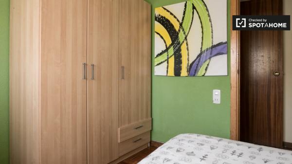 Se alquila habitación en apartamento de 5 dormitorios en Alcalá de Henares.