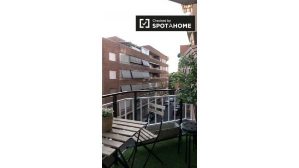 Se alquila habitación en apartamento de 5 dormitorios en Alcalá de Henares.