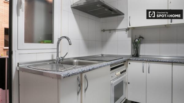 Se alquila habitación en apartamento de 5 dormitorios en Alcalá de Henares.