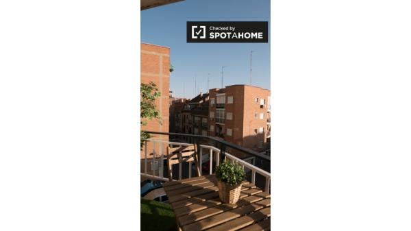 Se alquila habitación en apartamento de 5 dormitorios en Alcalá de Henares.