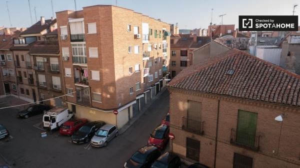 Se alquila habitación en apartamento de 5 dormitorios en Alcalá de Henares.