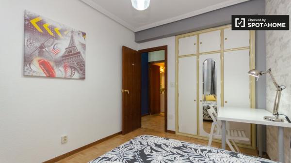 Double room for rent, 6-bedroom apartment, Alcalá de Henares