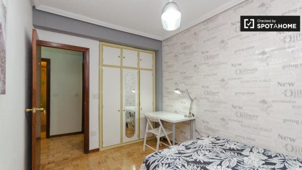 Double room for rent, 6-bedroom apartment, Alcalá de Henares