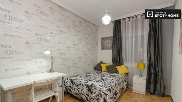 Double room for rent, 6-bedroom apartment, Alcalá de Henares